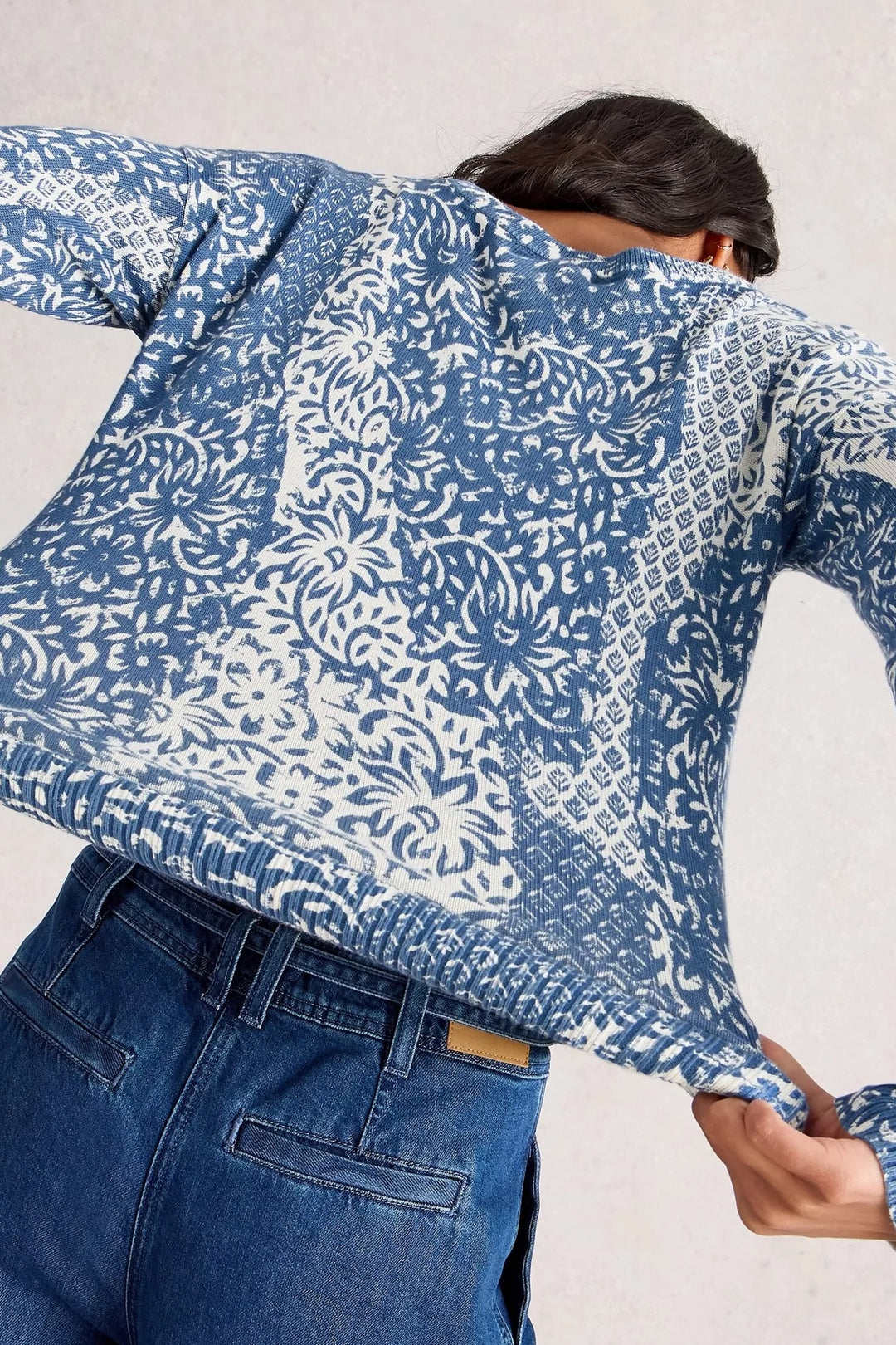 Chandail imprimé bleu à motifs contrastants avec coupe droite et finitions côtelées, idéal pour un look moderne.