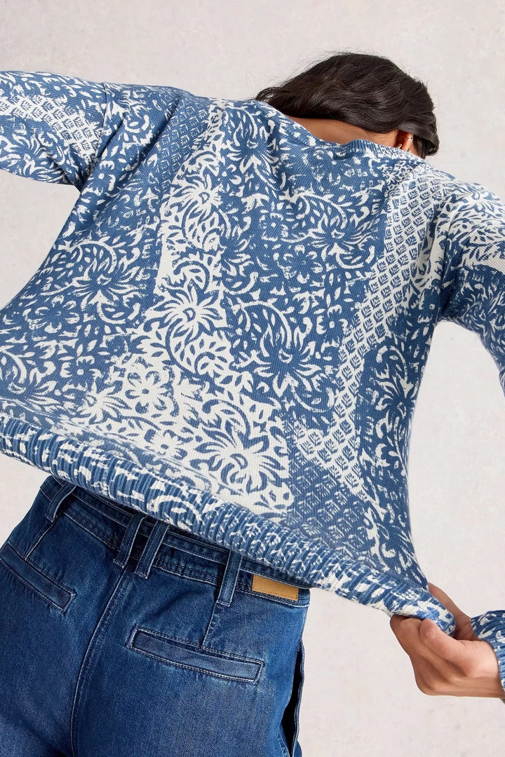 Chandail imprimé bleu à motifs contrastants avec coupe droite et finitions côtelées, idéal pour un look moderne.