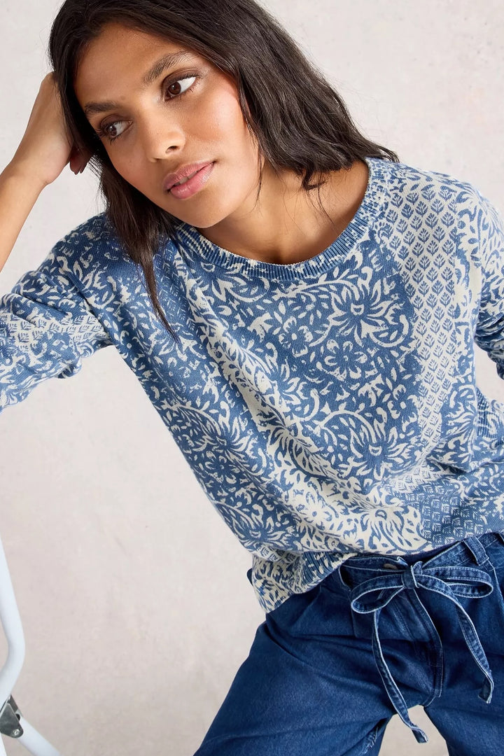 Chandail imprimé à motif contrastant, coupe droite et manches longues, porté avec un pantalon style décontracté.