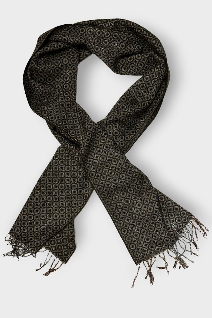 Wool scarf with circular patterns