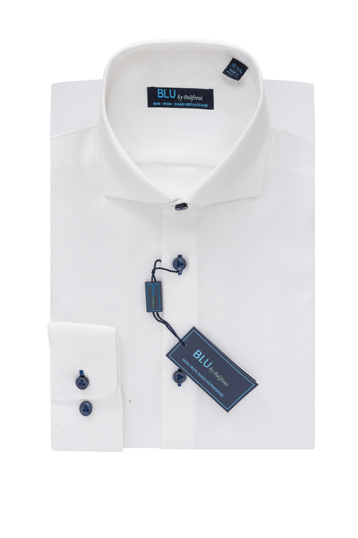 Wrinkle-resistant shirt with contrasting buttons