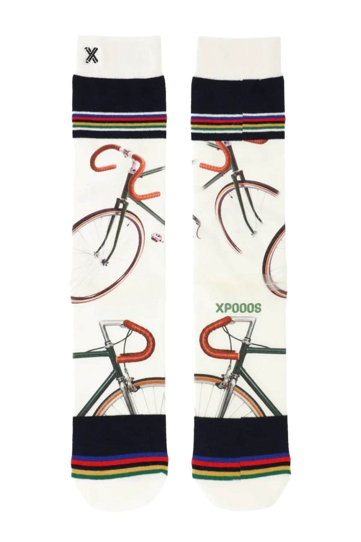 Chaussettes originales avec motif rétro de vélos de course et rayures multicolores inspirées du maillot arc-en-ciel.
