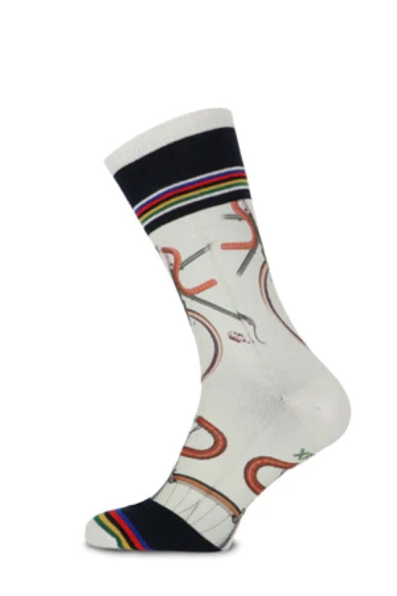 Chaussettes de cyclisme avec motif rétro de vélos de course et rayures multicolores, alliant confort et style.