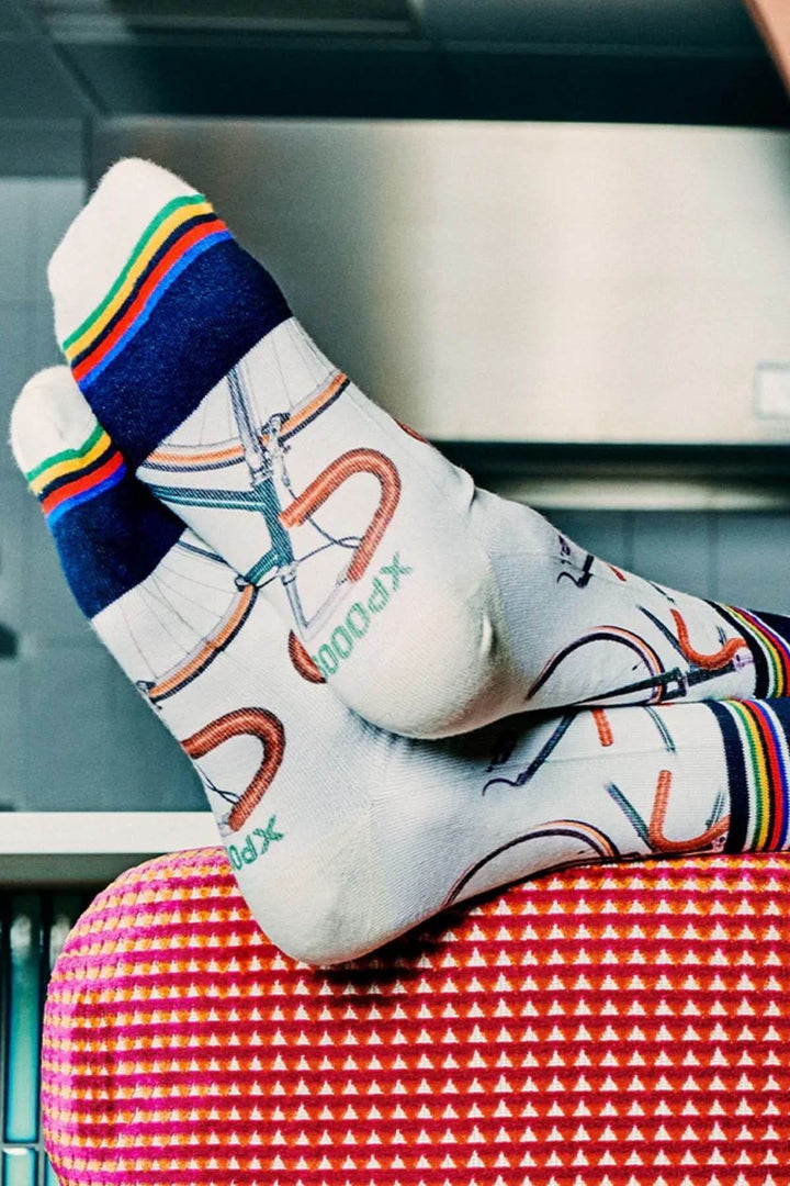 Chaussettes aux motifs rétro de vélos de course avec détails multicolores, parfaites pour les passionnés de cyclisme.
