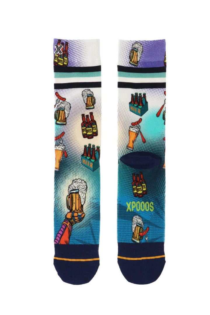 Bas ludiques multicolores avec motifs de bière, bouteilles et hot-dogs, ajoutant une touche festive à vos tenues.