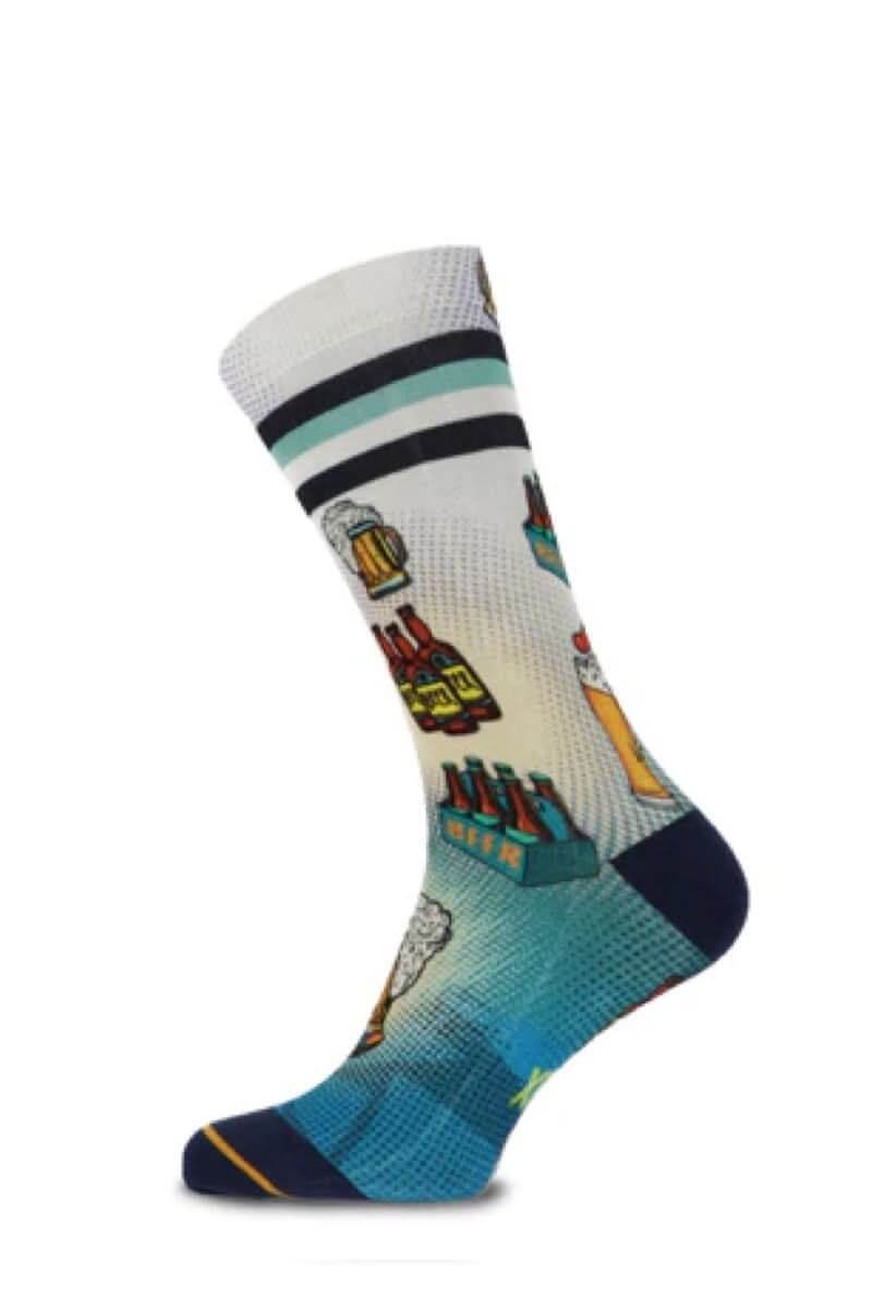 Chaussettes colorées avec motifs de bières, chopes et hot-dogs, ajoutant fun et originalité à vos tenues.