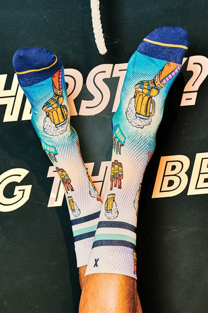 Chaussettes festives avec motifs de bière et hot-dogs, style pop art, confortables et ludiques.