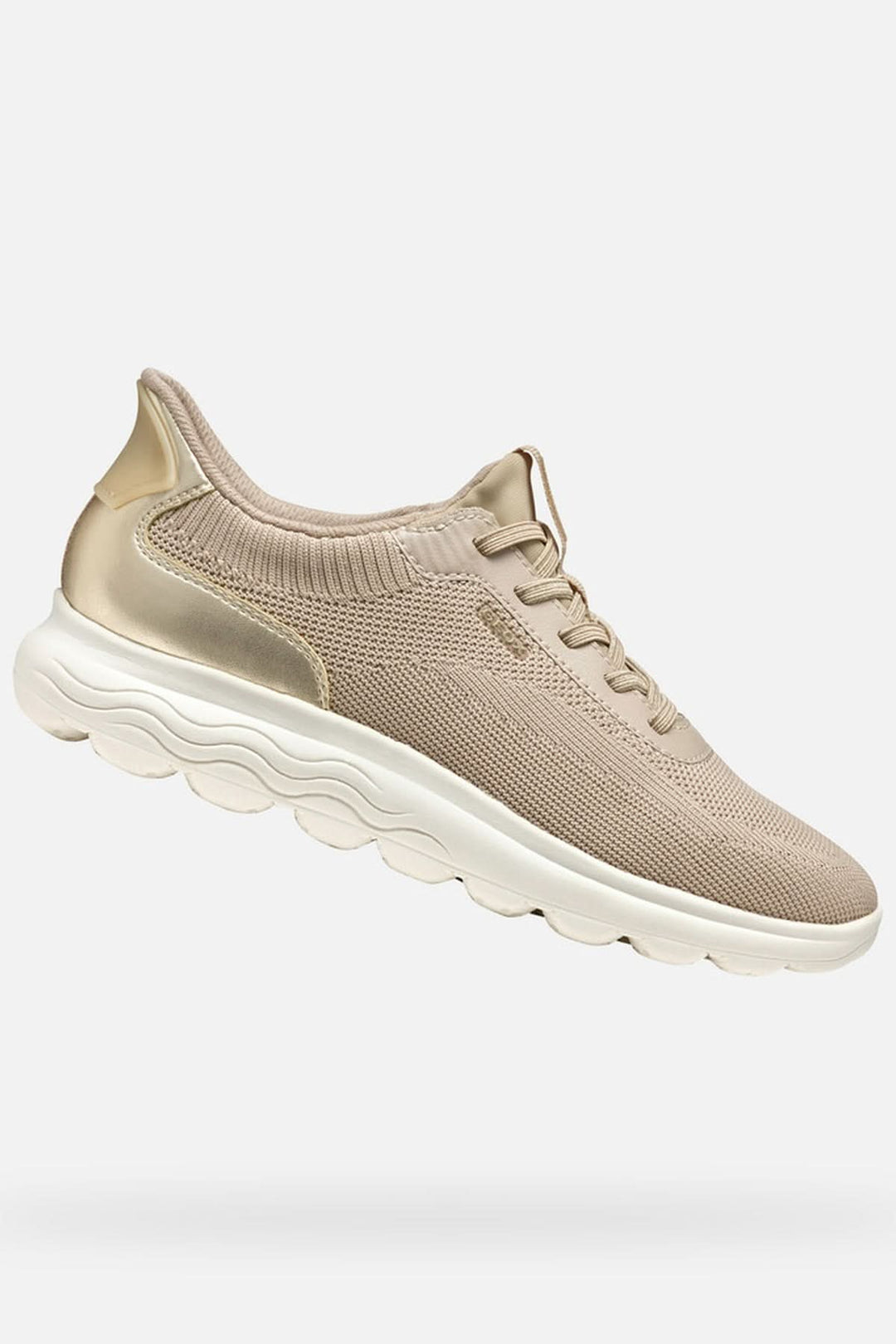 Basket en maille extensible beige pour femme avec technologie Fast In et semelle amortissante flottant sur fond blanc.