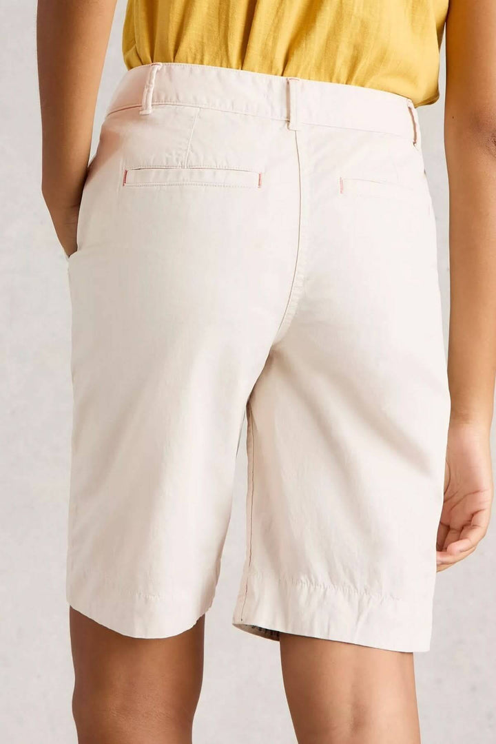Bermuda Hayley shorts in natural cotton, showcasing a stylish knee-length design and comfortable fit with back pockets.
