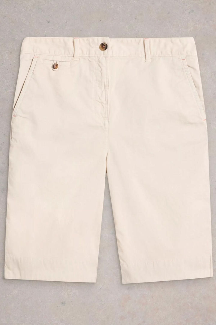 Bermuda Hayley in natural cotton, knee-length with button and zipper closure, perfect for a stylish summer look.