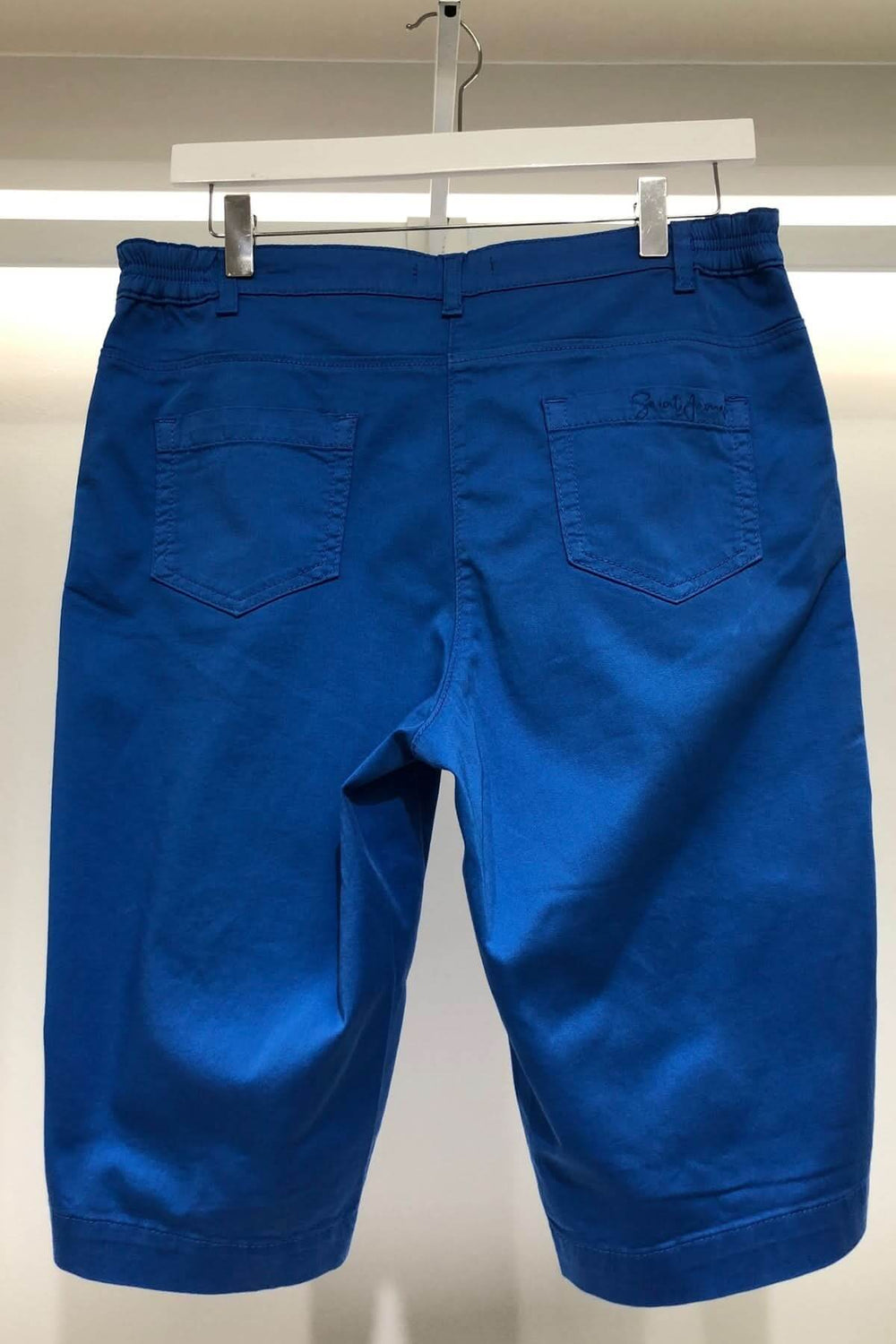 Back view of Bermuda SAMANTHA in vibrant blue, featuring practical pockets and a comfortable elastic waist.