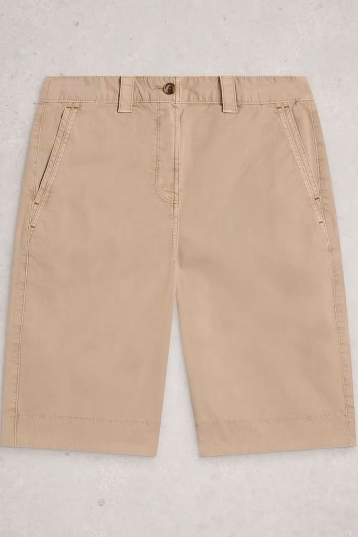 Bermuda chino coupe droite beige en tissu souple avec poches et passants de ceinture.