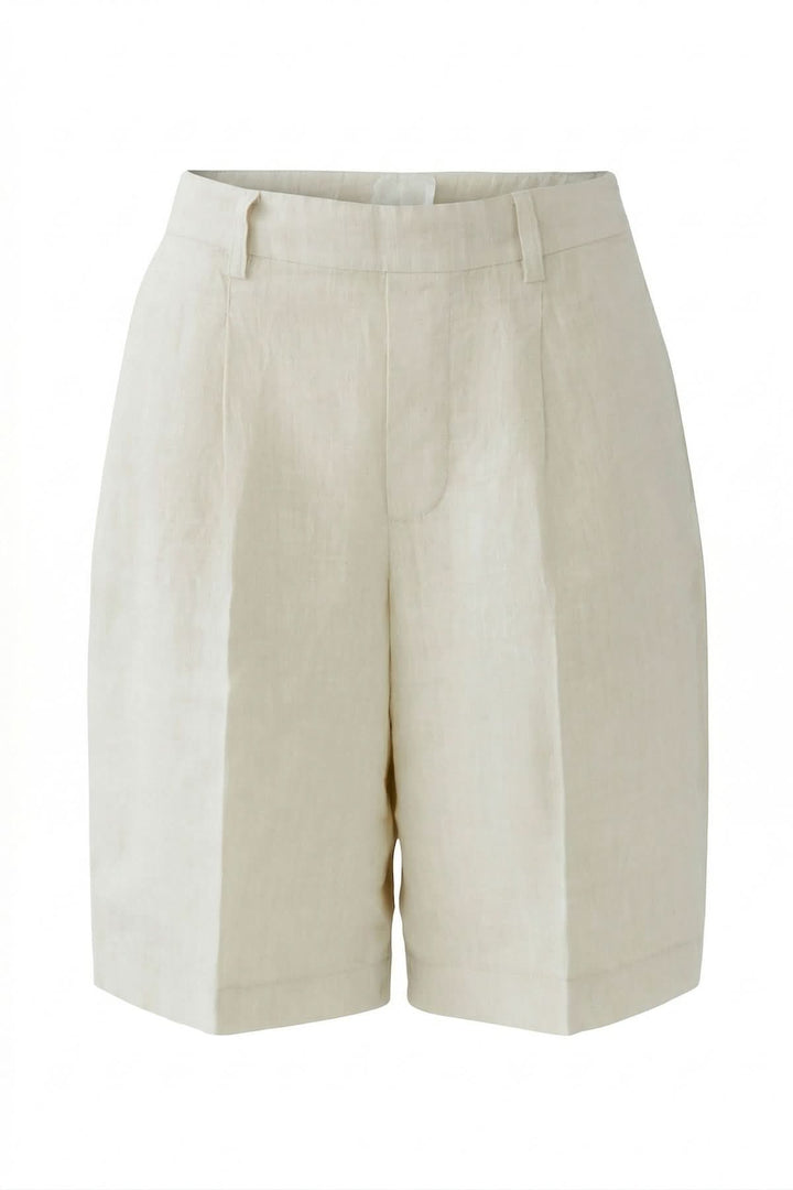Bermuda en lin beige, coupe droite et élégante, idéal pour un look estival chic. Taille mi-haute avec passants de ceinture.