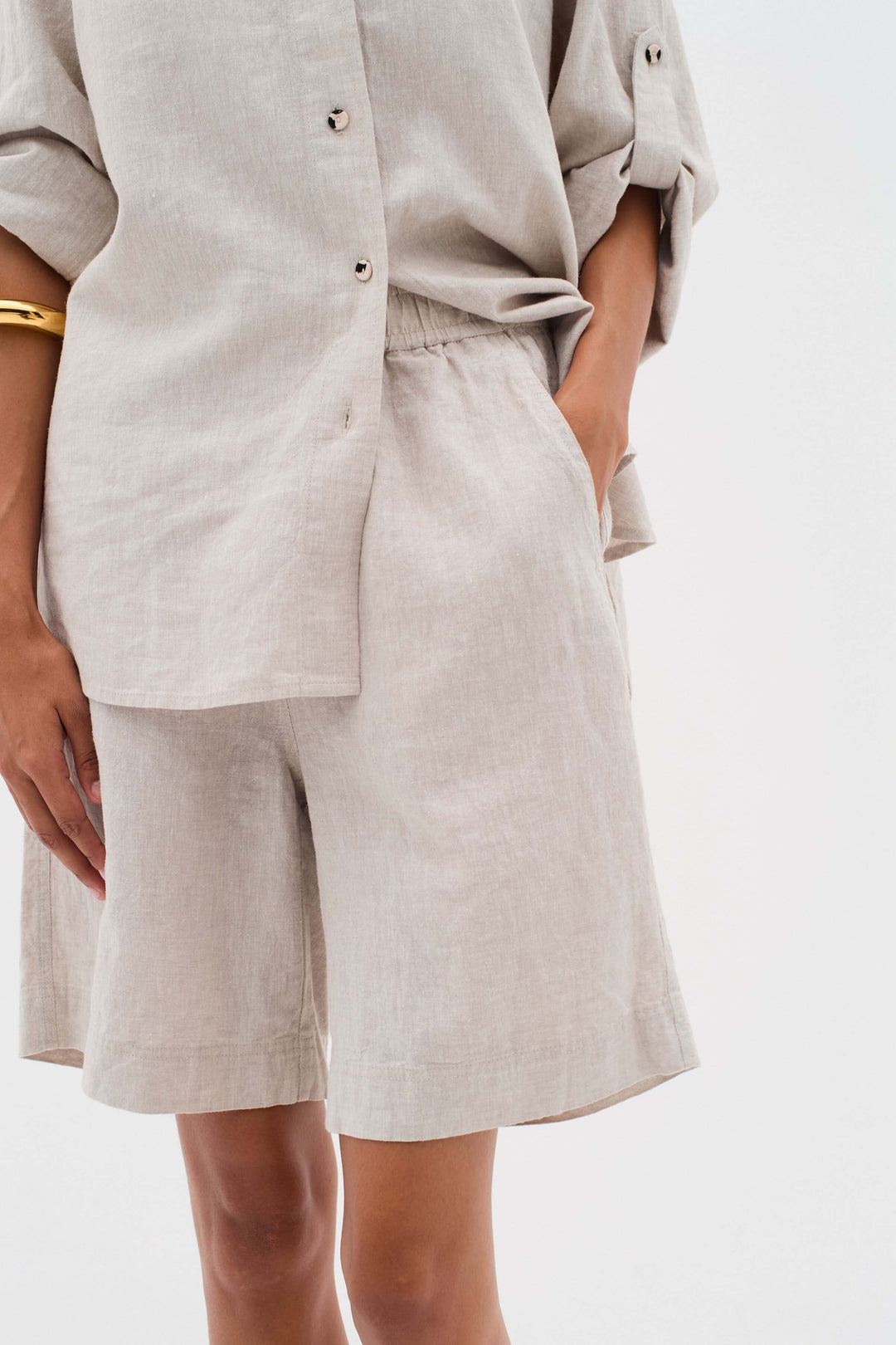 Bermuda en lin léger avec taille élastique, parfait pour les journées chaudes et style décontracté.