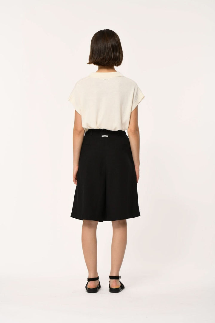 Vue de dos du Bermuda fluide taille haute LAO porté par un modèle, coupe élégante et confort optimal, noir, adapté à diverses tenues.