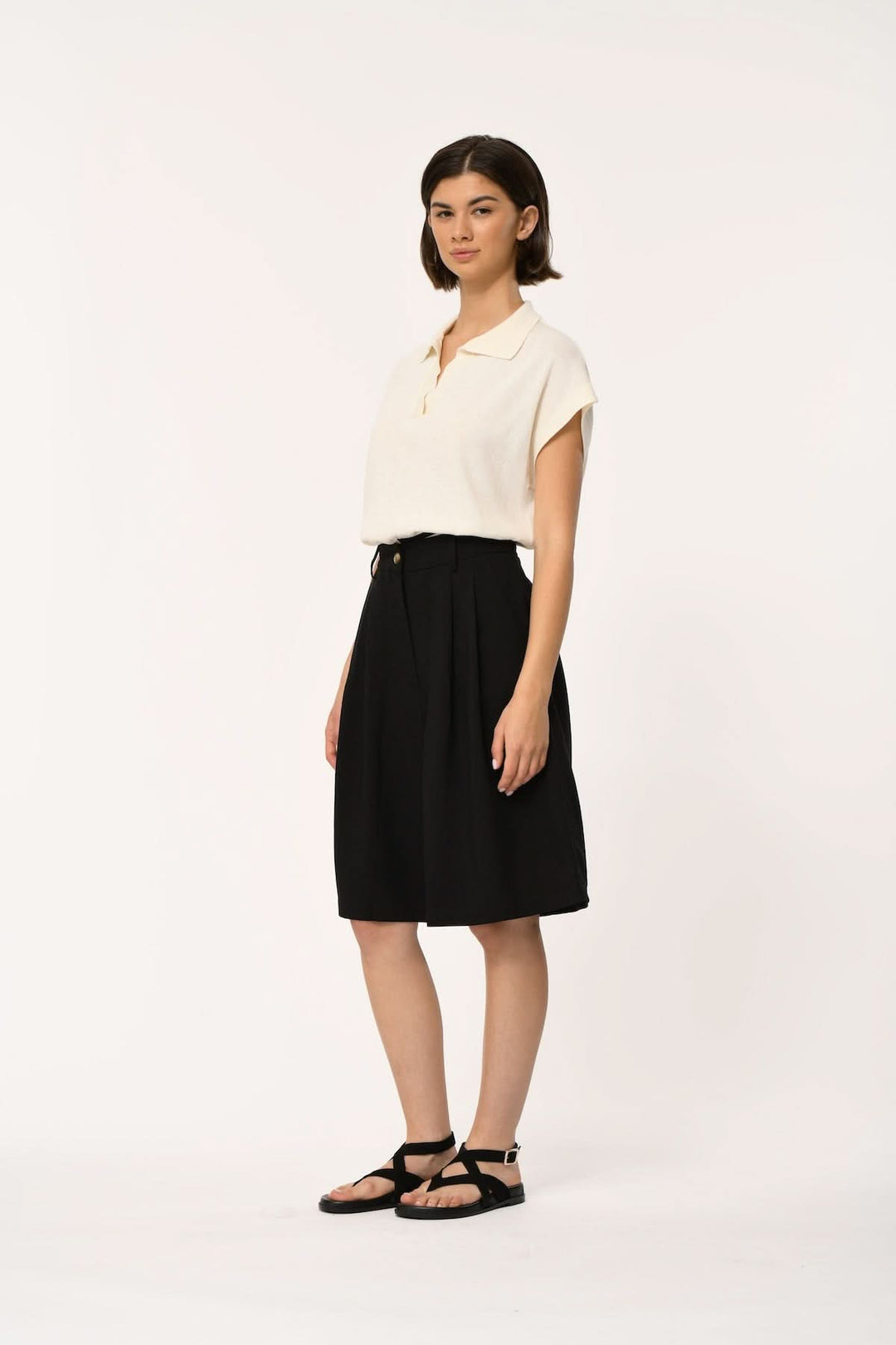 Femme portant le Bermuda fluide taille haute LAO en noir, coupe élégante avec plis à l&