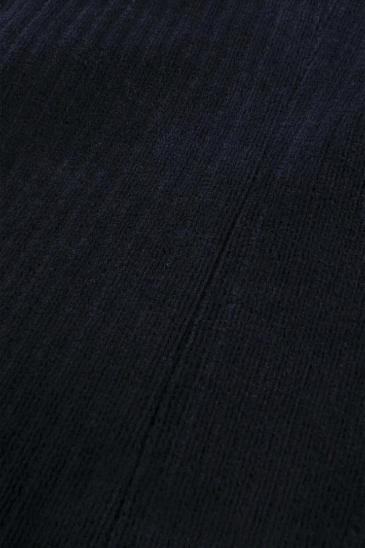 Texture de velours côtelé bleu marine du blazer en velours côtelé bleu marine à deux boutons.