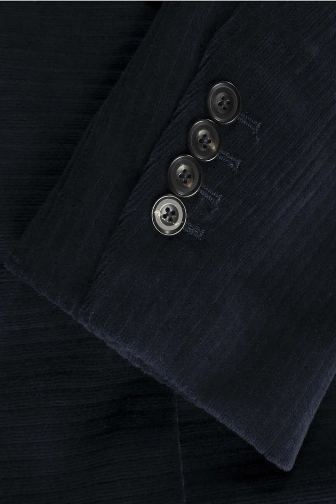 Gros plan sur le Blazer en velours côtelé bleu marine à deux boutons signé Circolo 1901 avec détails de manche et boutons.