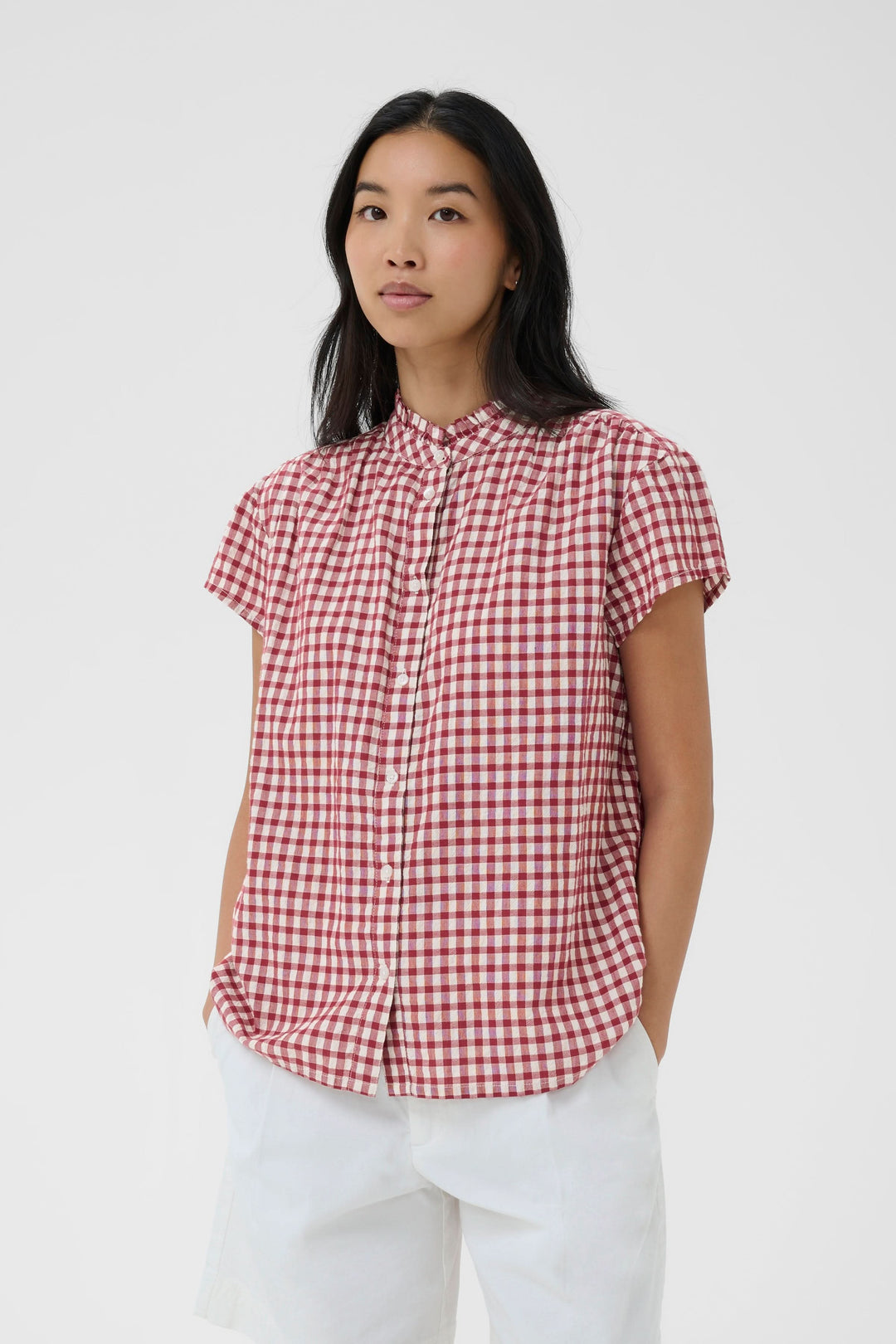 Blouse Bjanka à carreaux col montant boutonné, manches courtes, motif à carreaux, blouse légère et fluide, composition 55% lin, 45% coton