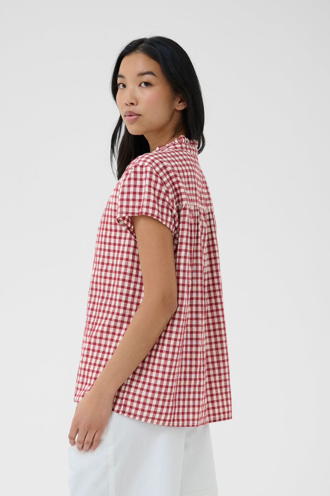 Blouse Bjanka à carreaux col montant boutonné, en lin et coton, légère et confortable, manches courtes et fermeture boutonnée.