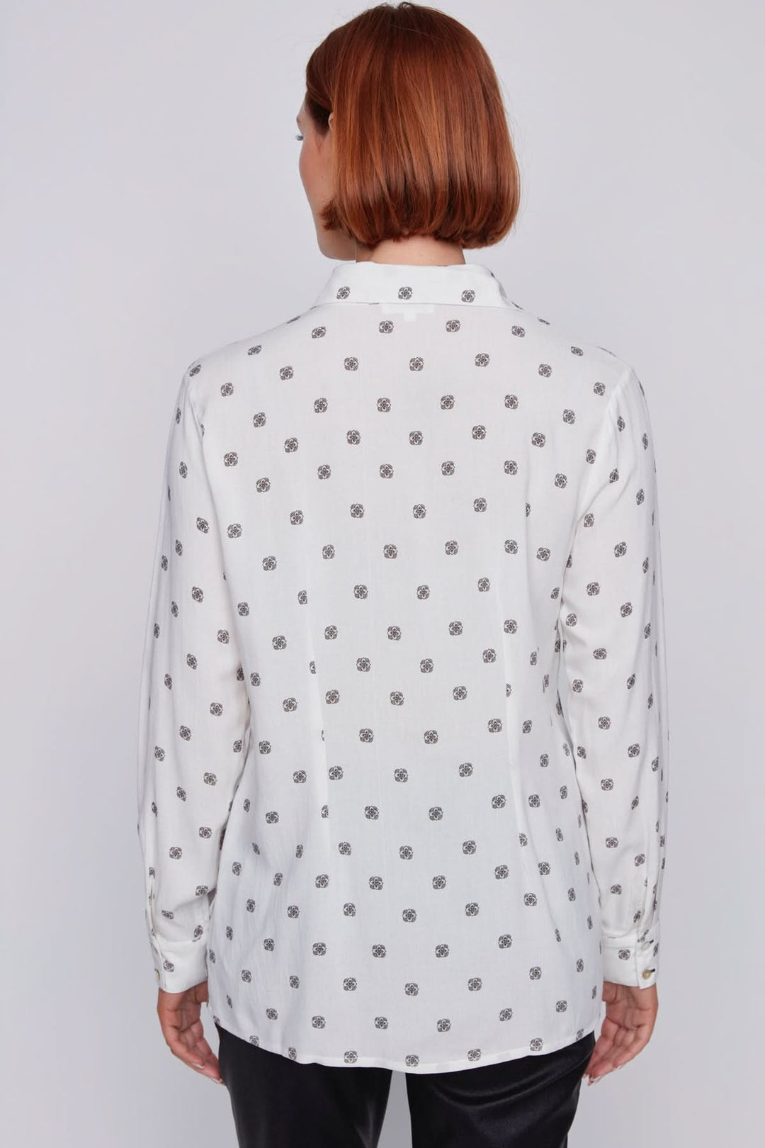 Blouse imprimée paisley vue arrière, tissu doux et confortable, style élégant pour toutes occasions.