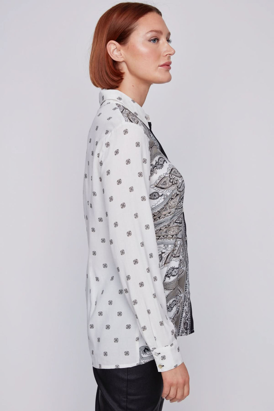 Blouse imprimée paisley blanche et noire avec col, vue de côté, en tissu doux et confortable.