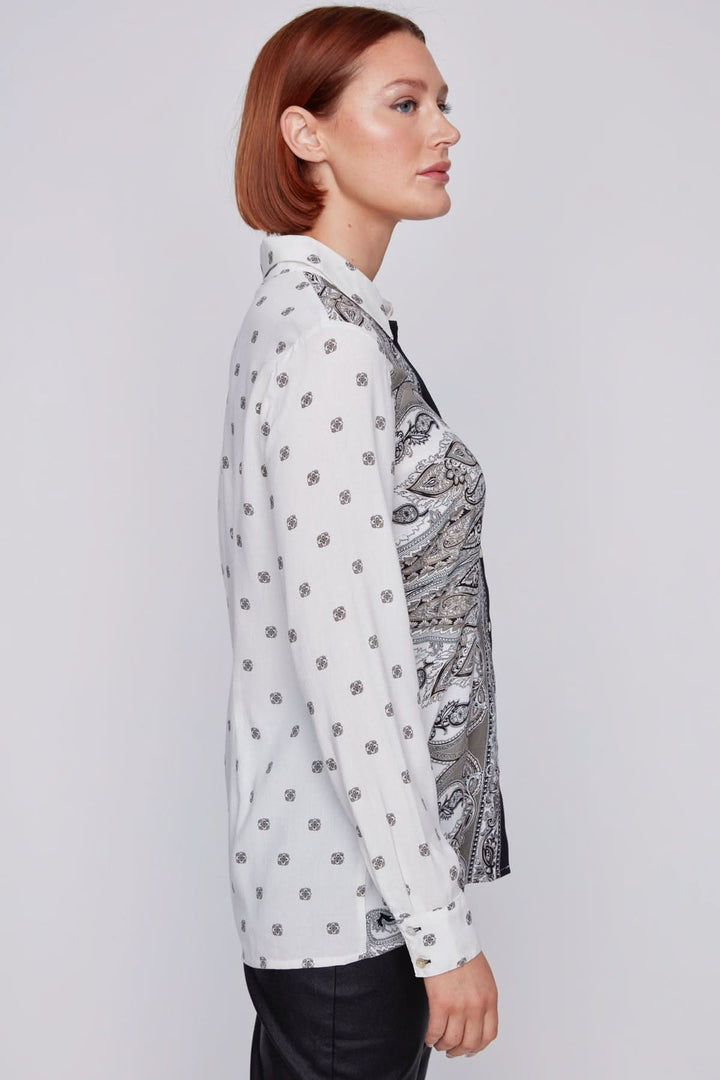 Blouse imprimée paisley blanche et noire avec col, vue de côté, en tissu doux et confortable.