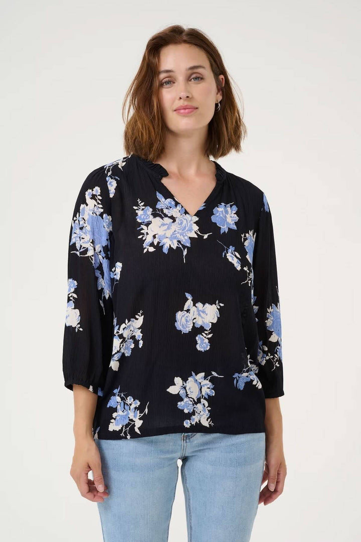 Blouse fluide Edita à imprimé floral avec encolure V et manches 3/4, idéale pour un look décontracté.