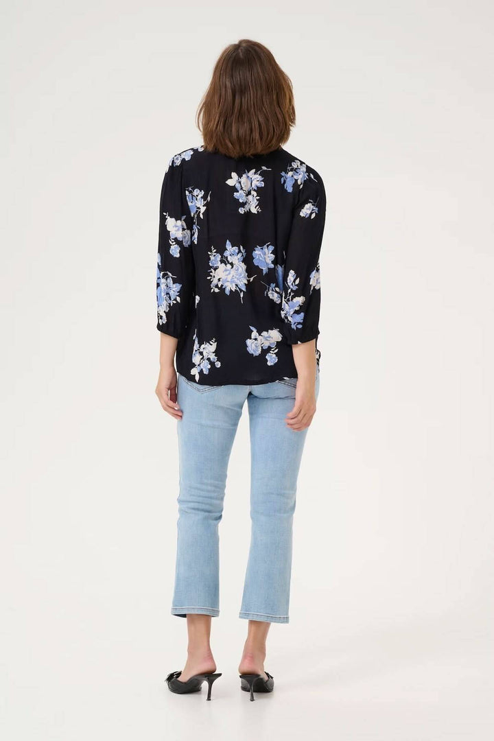 Blouse fluide à imprimé floral, vue de dos, portée avec un jean. Style féminin et décontracté.