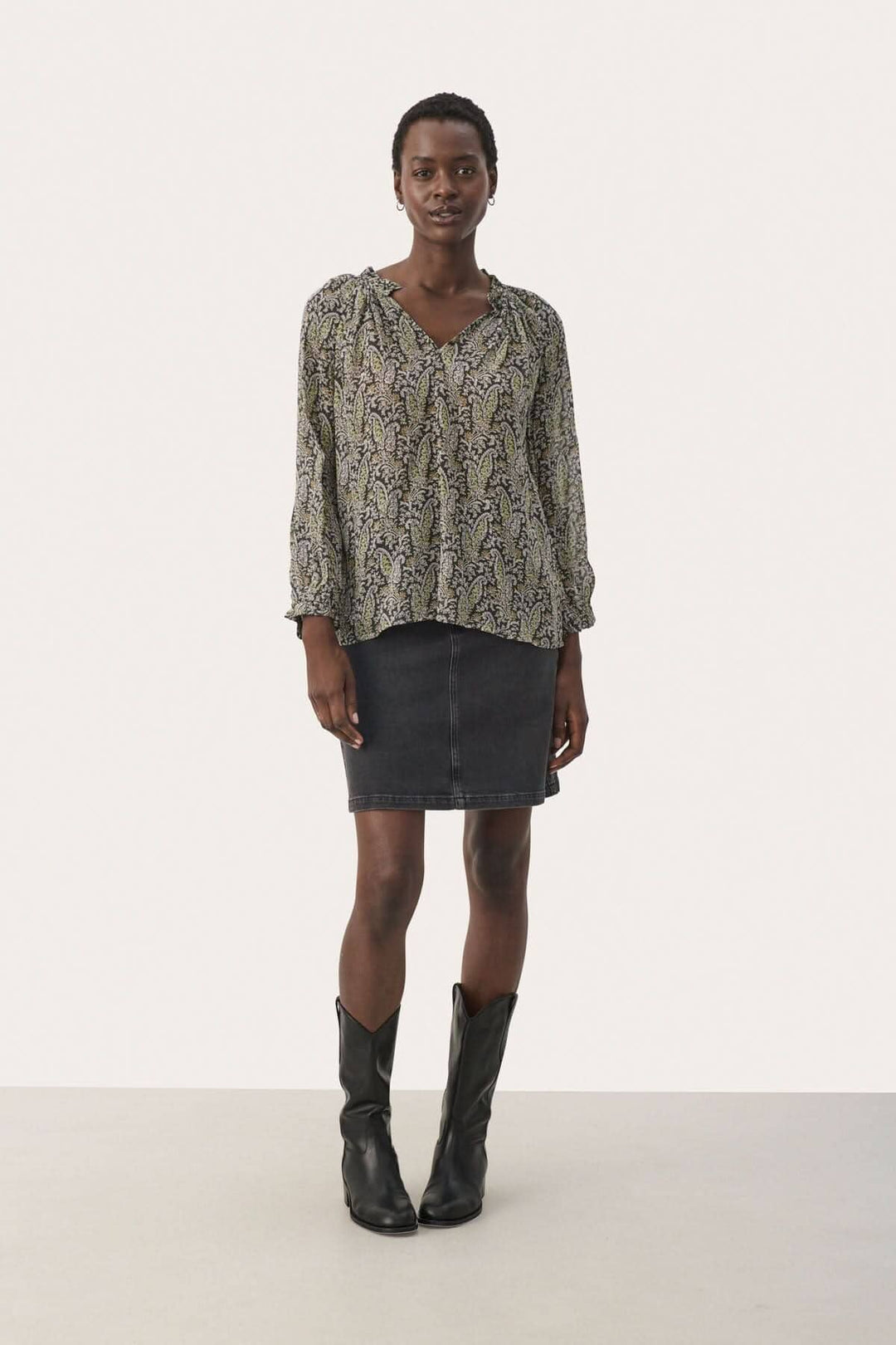 Blouse Elsia en viscose avec imprimé, manches 3/4, portée avec une jupe en jean et des bottes noires.