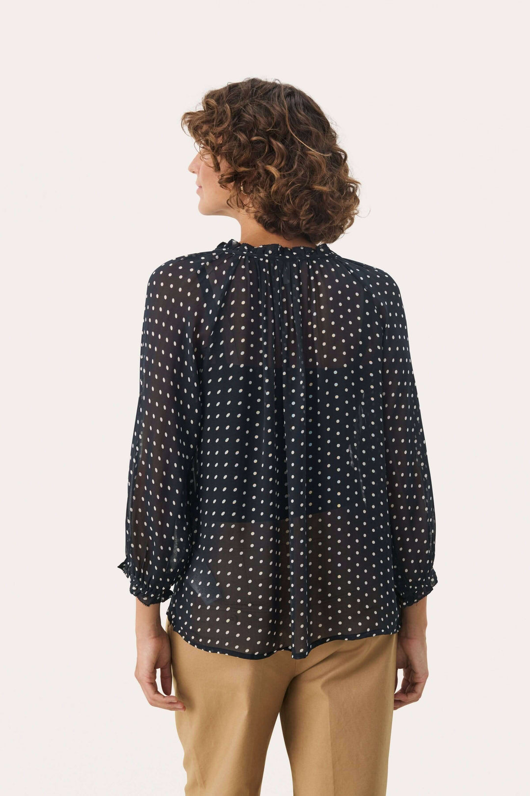 Blouse Elsia en viscose à manches 3/4, imprimé à pois, vue arrière, idéale avec un jean.