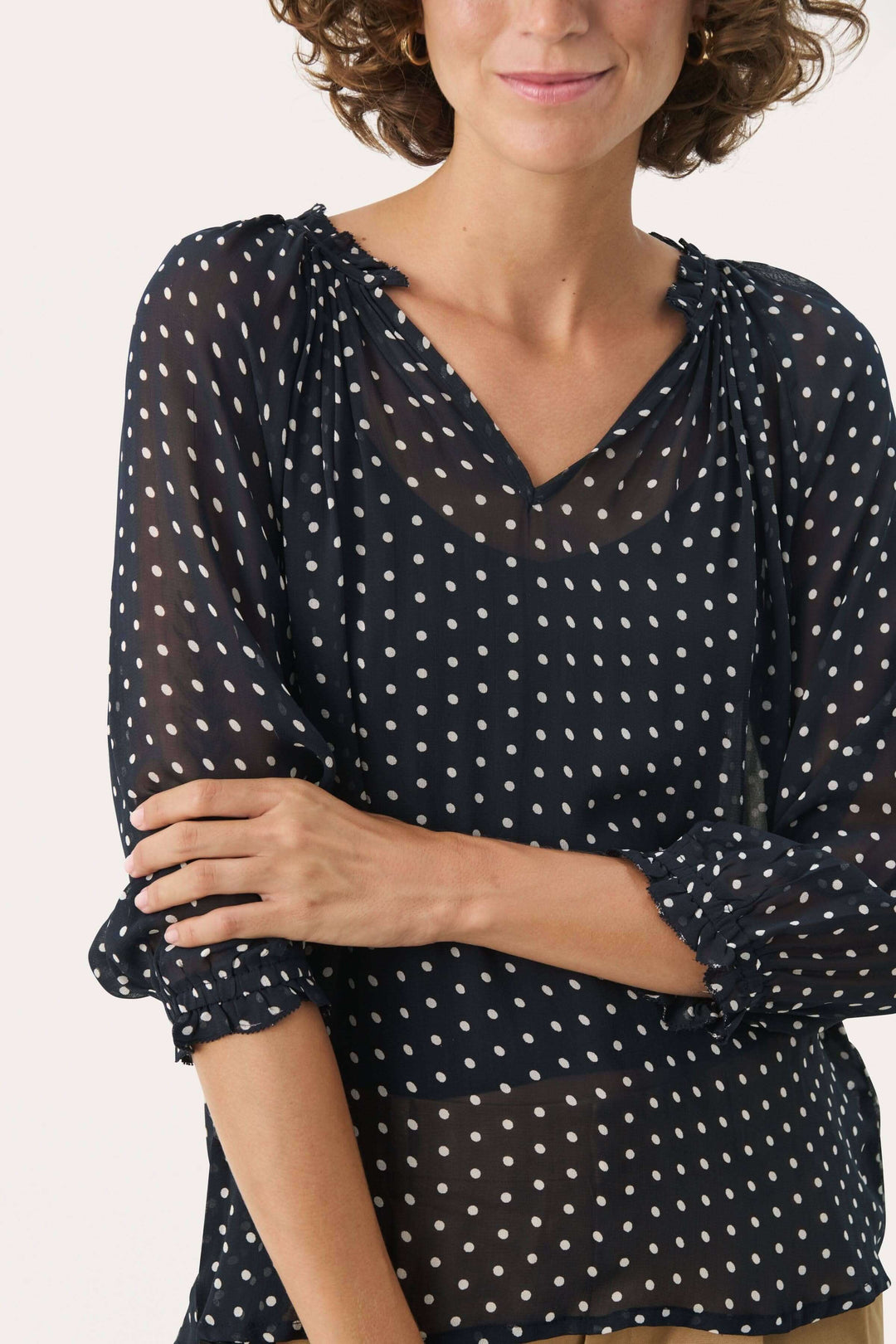 Blouse Elsia en viscose, coupe décontractée, manches 3/4, imprimé pois sur fond noir.