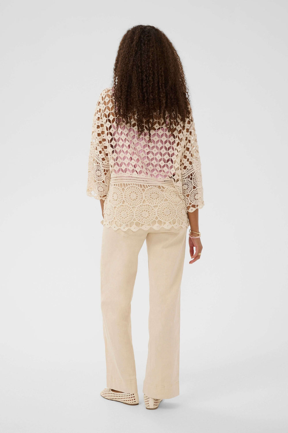 Blouse Gina en crochet ajouré, manches trois-quarts, ourlet festonné, vue de dos, style bohème et féminin pour saison chaude.