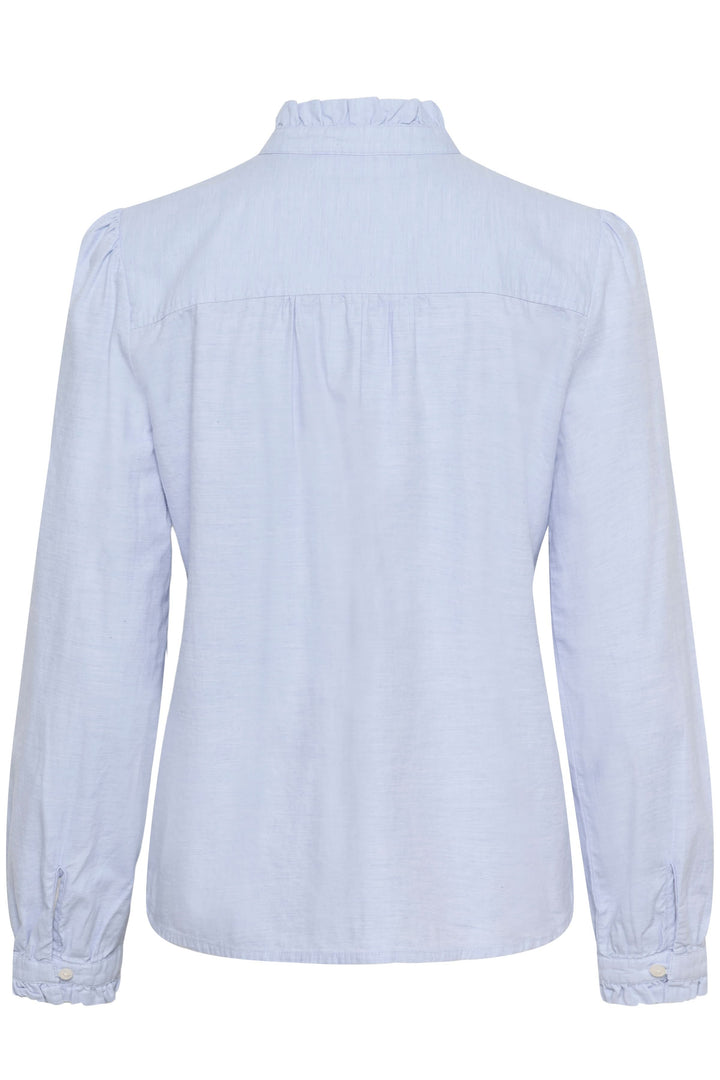 Blouse Glessia romantique à col volanté, vue de dos, avec coupe fluide et fermeture boutonnée. Idéale pour une tenue féminine et délicate.