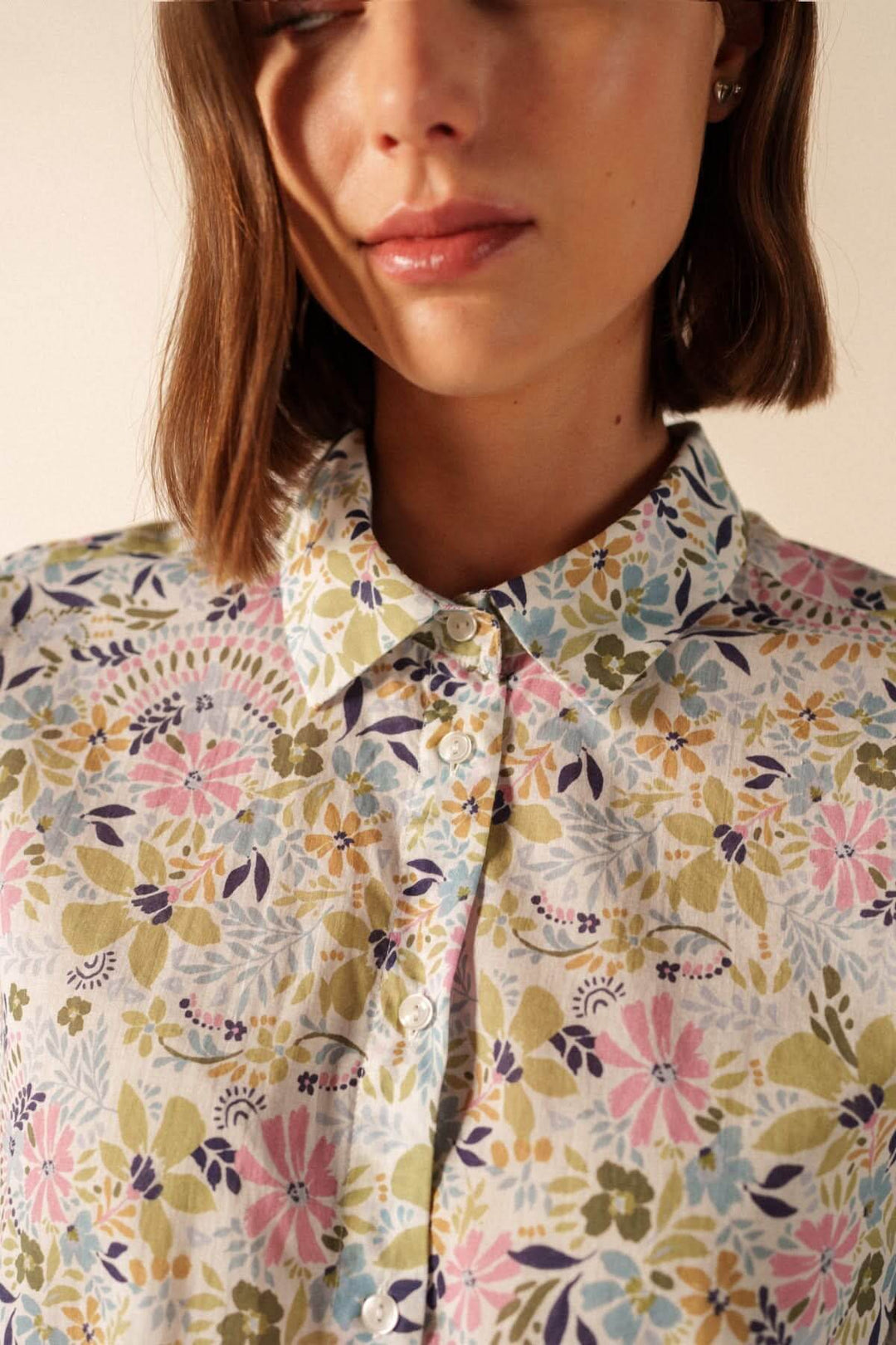 Blouse JEANNE ML au motif floral coloré, col classique, manches longues, style élégant et décontracté pour un look sophistiqué.