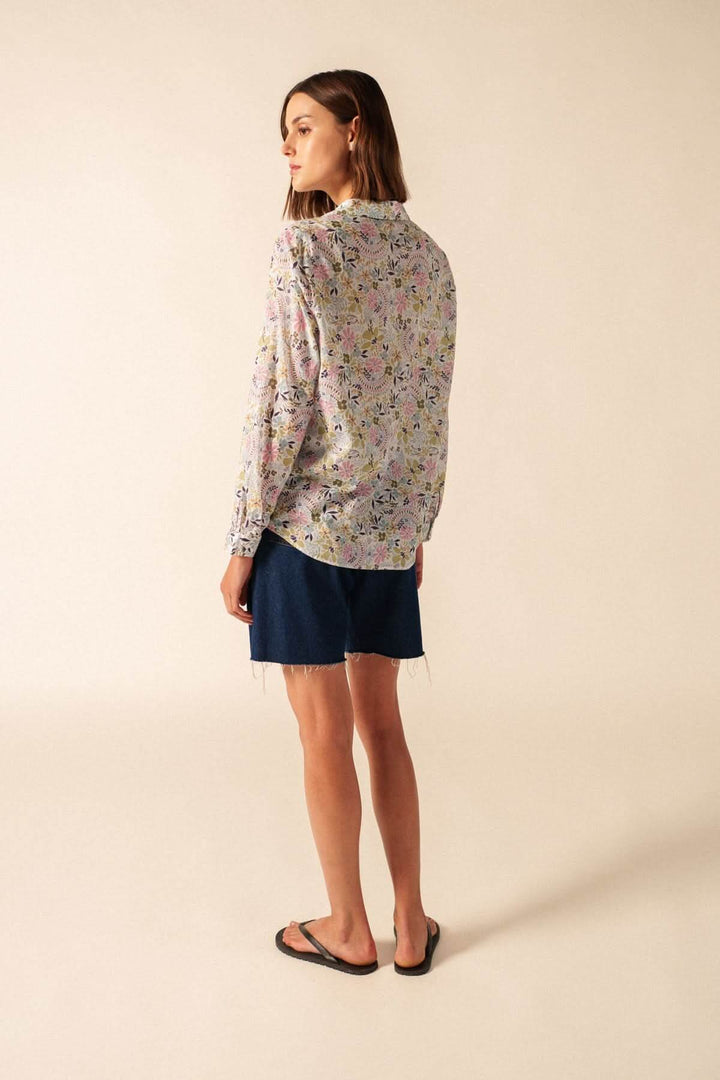 Vue arrière de la Blouse JEANNE ML, imprimé végétal en bleu et blanc, manches longues, look décontracté, tissu fluide.