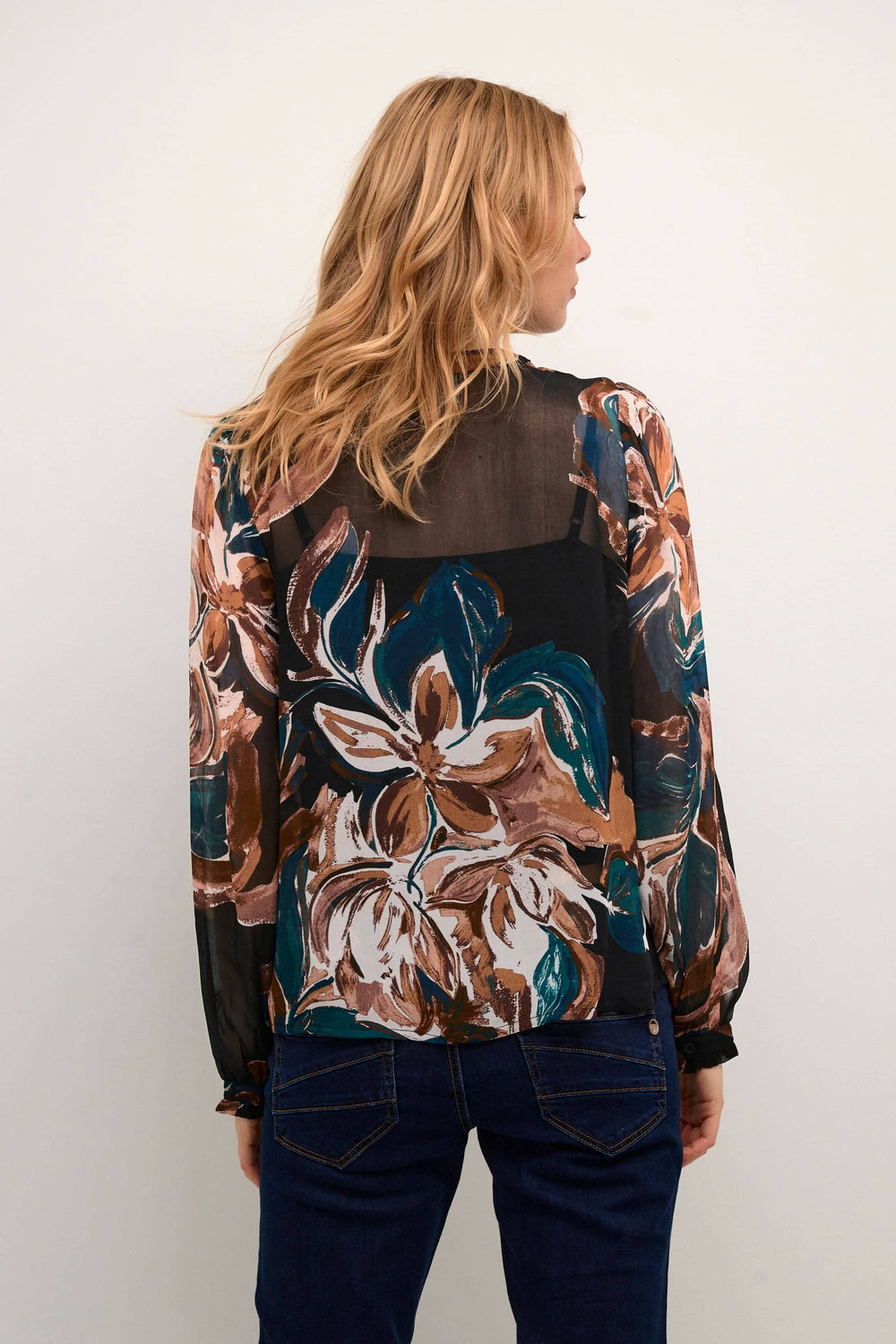 Blouse Jasmina avec imprimé floral, transparence légère et encolure en V, vue arrière.