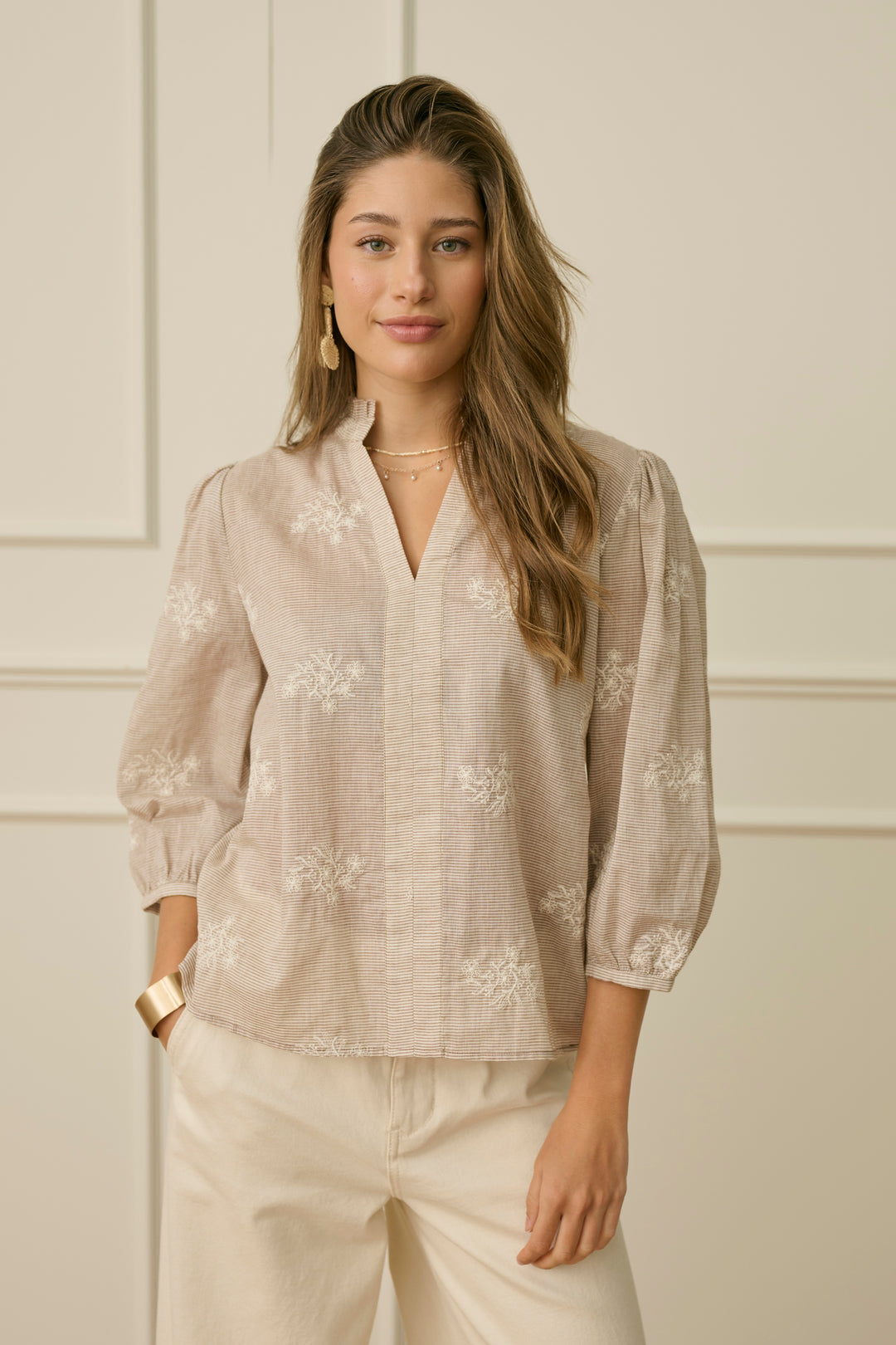 Blouse Korey délicate avec texture raffinée et encolure en V portant élégance en toute occasion.