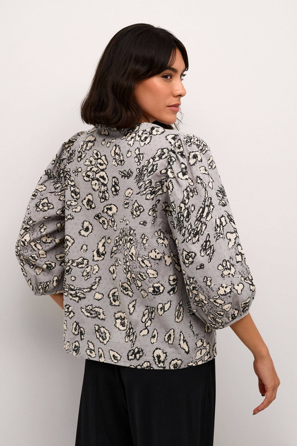 Blouse Liga à imprimé léopard, manches ballons 3/4, vue arrière sur mannequin, style élégant.