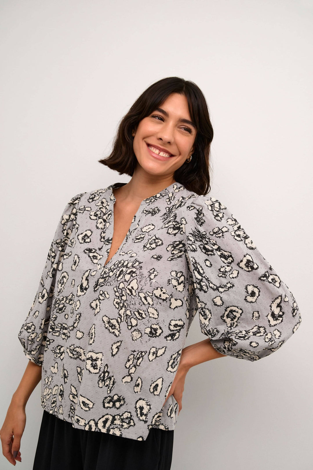 Blouse Liga à imprimé léopard avec manches ballons et encolure en V, parfaite pour un look élégant.