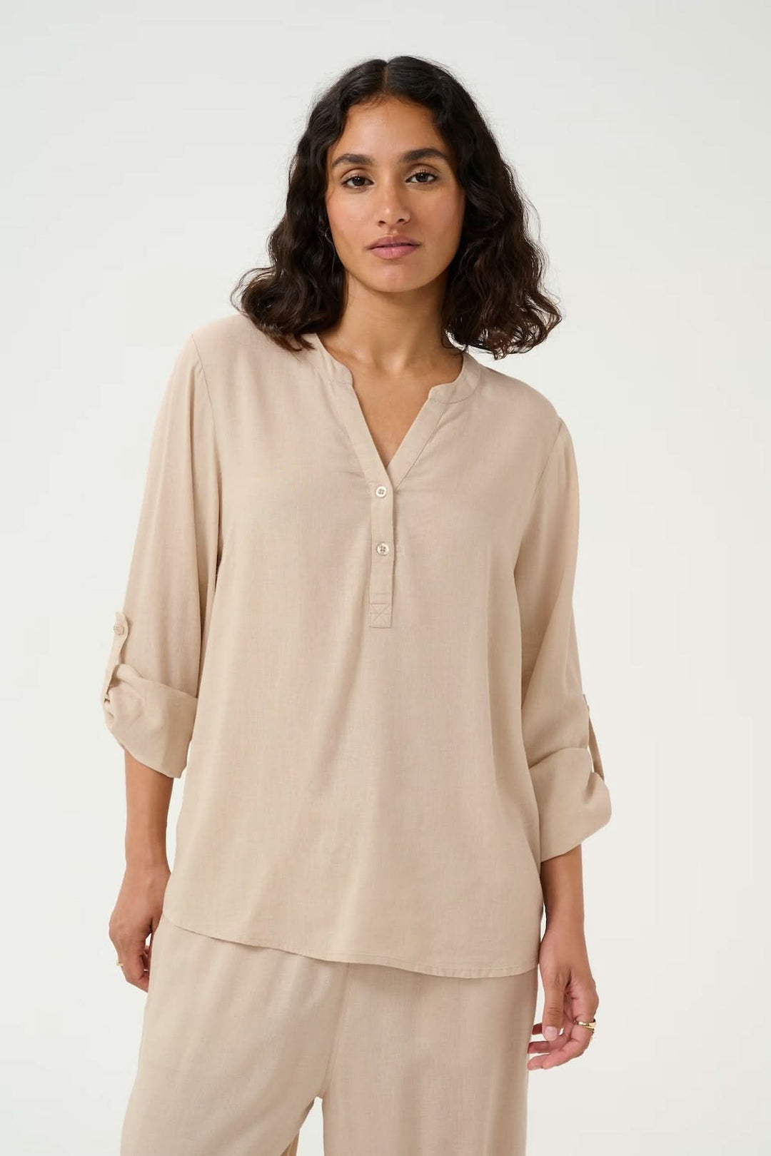 Blouse Milia beige avec col tunisien et manches retroussables, idéale pour un look décontracté et élégant.