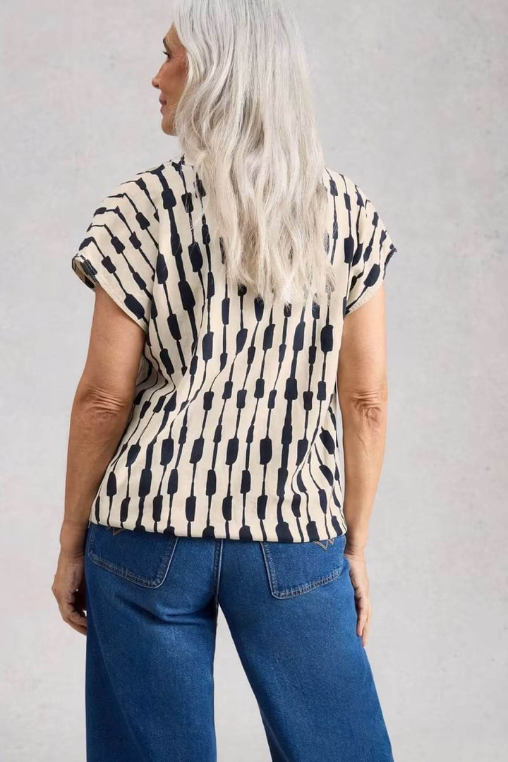 Femme portant la Blouse Nicole en lin mélangé à imprimé graphique moderne.