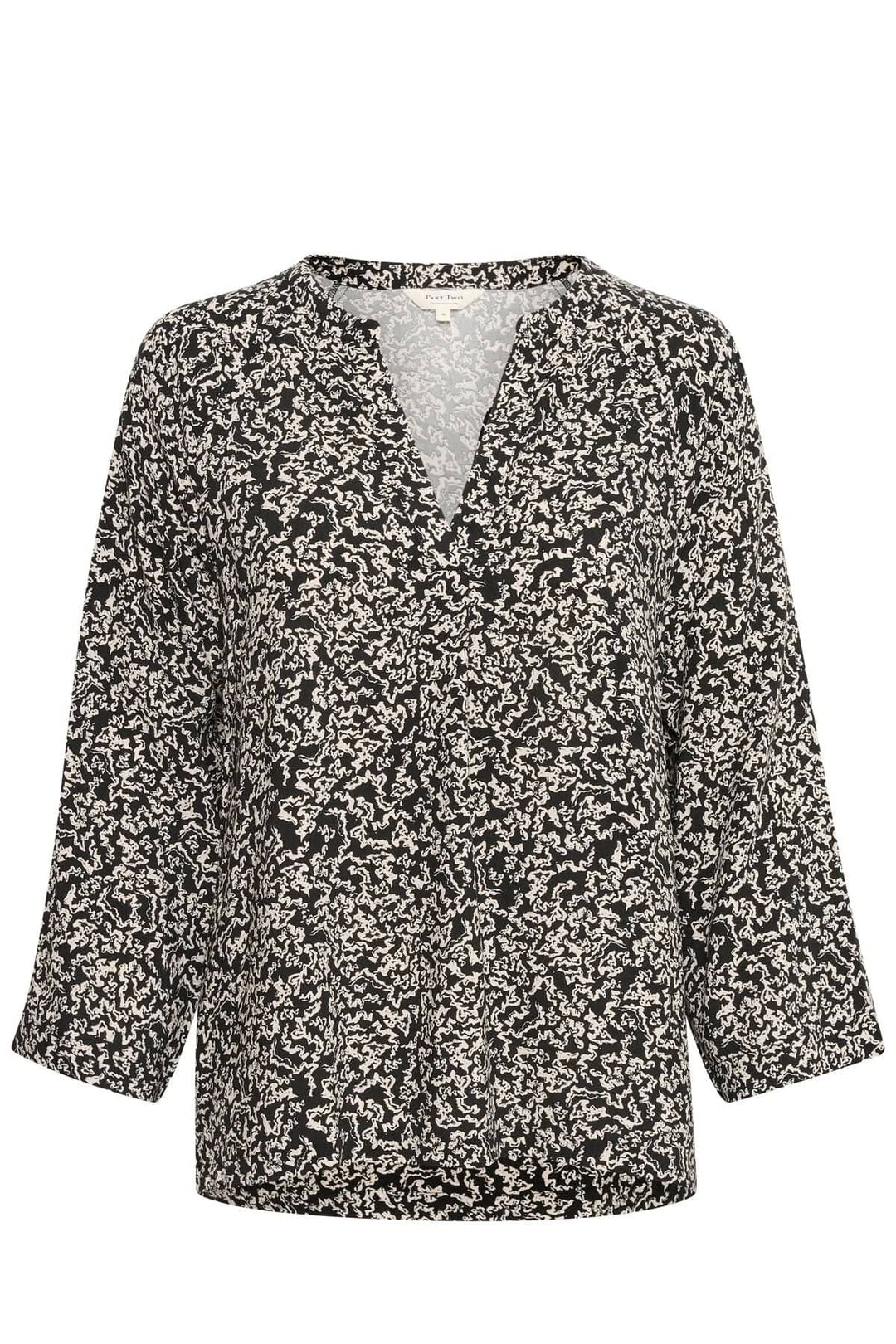 Chemisier fluide noir et blanc à motifs, encolure en V et manches 3/4, idéal pour un look chic et minimaliste.