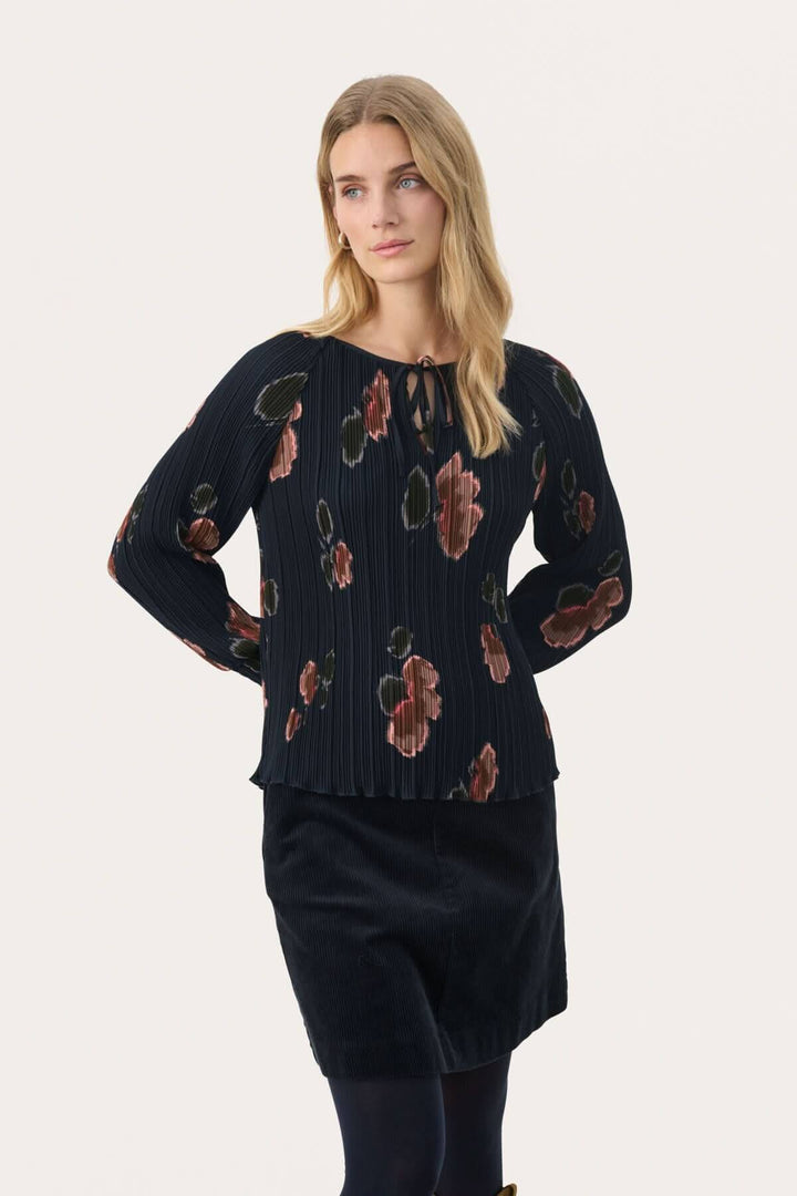 Blouse Priya avec imprimé floral, encolure à nouer et manches longues, parfaite pour un look sophistiqué.