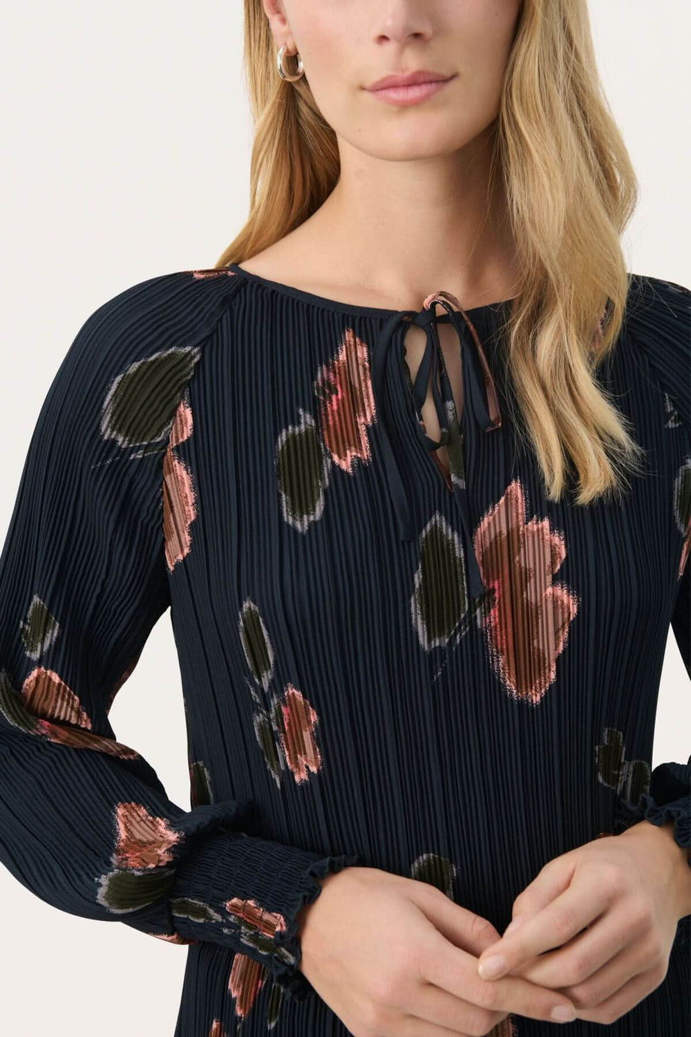 Blouse Priya avec imprimé floral, encolure à nouer et manches longues smockées pour une allure élégante.