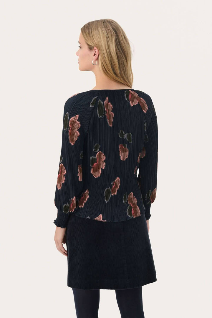 Blouse Priya avec imprimé floral, tissu plissé et encolure à nouer, vue arrière.