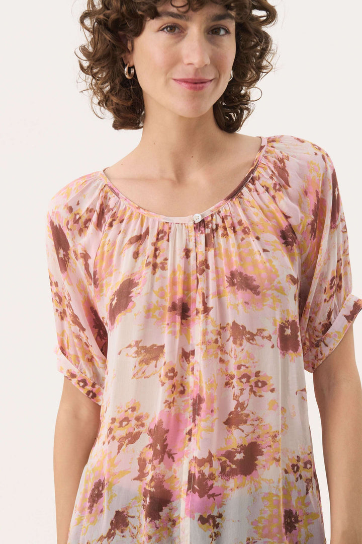 Blouse Rosanne légère avec imprimé floral, fronces à l'encolure, parfaite pour une silhouette décontractée.