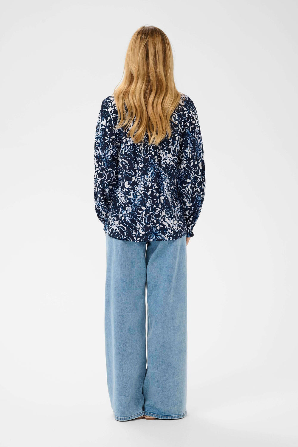 Dos de la Blouse Tiah fluide à imprimé floral avec un tissu léger et une coupe élégante.
