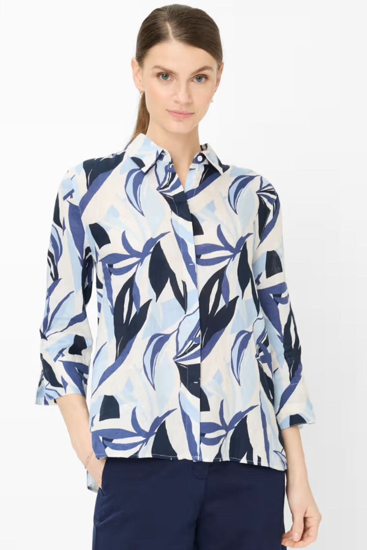 Blouse VICKI en lin avec imprimé graphique bleu, manches trois-quarts, col classique et coupe fluide pour un style quotidien élégant.