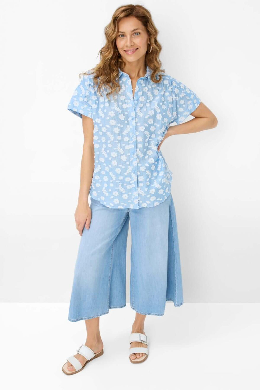 Blouse VIV broderie florale légère et élégante, portée avec un pantalon en denim, idéale pour l&